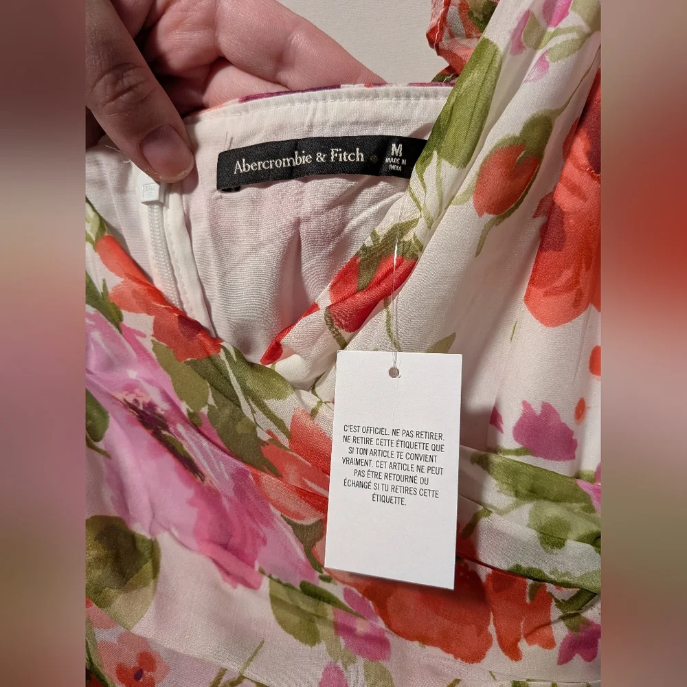 NWT Abercrombie & Fitch White Floral Strawberry Ruffle Flowy Dress Size Medium